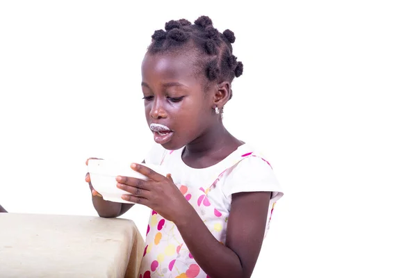 Bella Bambina Seduta Tavola Che Beve Yogurt Casa — Foto Stock