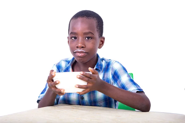 Knap Kind Jongen Zitten Aan Tafel Het Drinken Van Yoghurt — Stockfoto