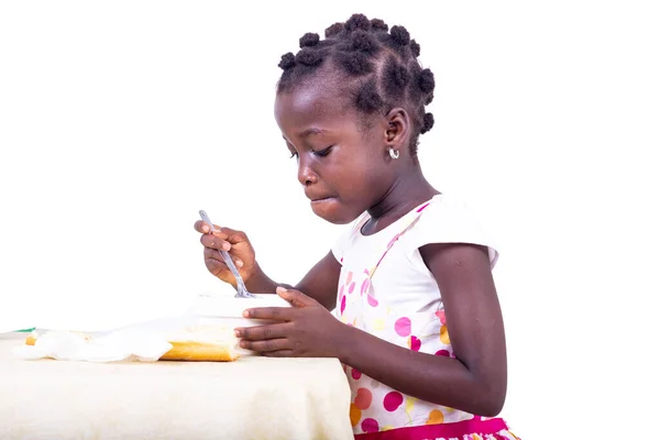 Schattig Klein Meisje Ontbijten Aan Tafel Het Drinken Van Een — Stockfoto