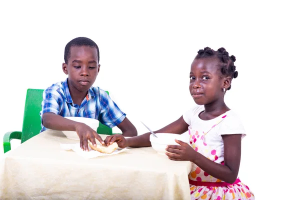 Simpatici Bambini Che Fanno Colazione Mentre Tengono Pane Tavola Casa — Foto Stock