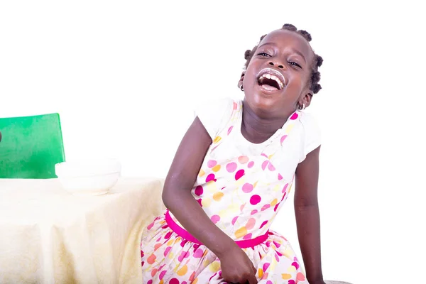 Mooi Klein Meisje Lachen Terwijl Het Hebben Van Een Yoghurt — Stockfoto