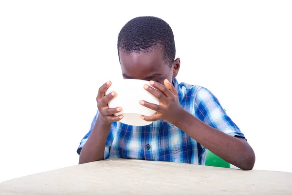 Menino Bonito Sentando Mesa Bebendo Iogurte Casa — Fotografia de Stock