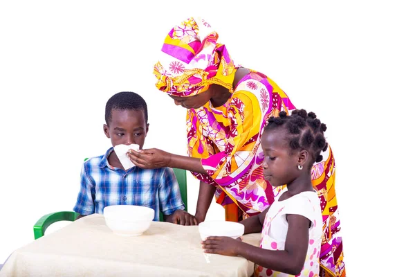 Volwassen Moeder Met Haar Kleinkinderen Zitten Aan Tafel Ontbijten — Stockfoto