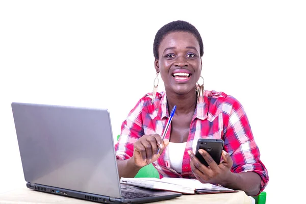 Güzel Genç Kadını Gülümserken Dizüstü Bilgisayarla Cep Telefonuyla Çalışıyor — Stok fotoğraf