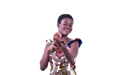 Küçük bir aynaya bakarken ayakta duran ve makyajını kontrol eden genç bir kadının portresi.