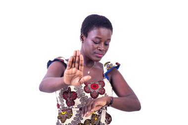 Güzel genç bir kadın kol saatini kontrol ediyor ve eliyle bir dur hareketi yapıyor..