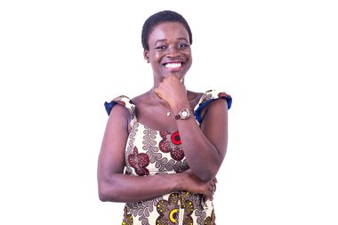 Güzel, genç bir kadın kamerada kendine güveniyor. Kollarını kavuşturup gülümsüyor ve elini çenesine kaldırıyor..