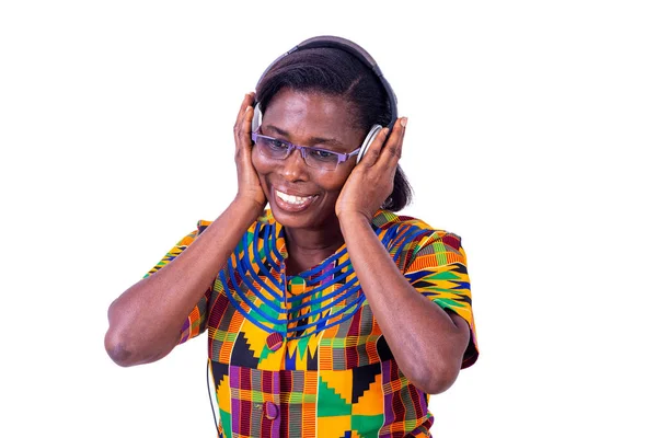 Bela Mulher Adulta Feliz Usando Óculos Ouvir Música Seus Fones — Fotografia de Stock