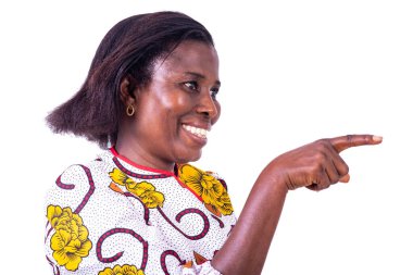 Beyaz arka planda dikilip gülümseyen olgun bir kadın.