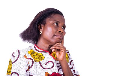 Beyaz bir arka planda duran, çiçekli olgun bir kadın.