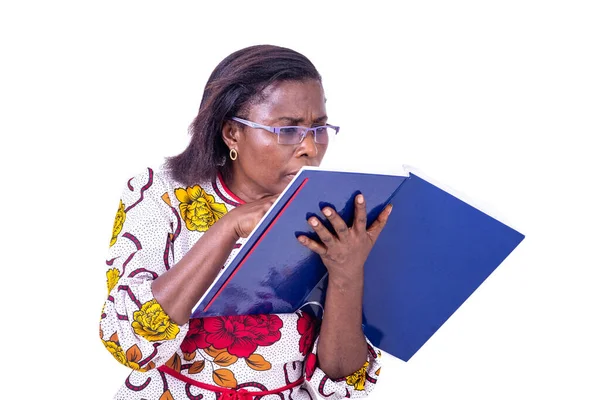 Gözlüklü Yetişkin Bir Kadın Elinde Kitap Okuyor — Stok fotoğraf