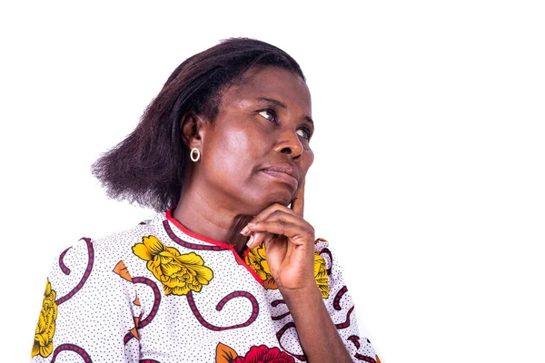 Beyaz bir arka planda duran, çiçekli olgun bir kadın.