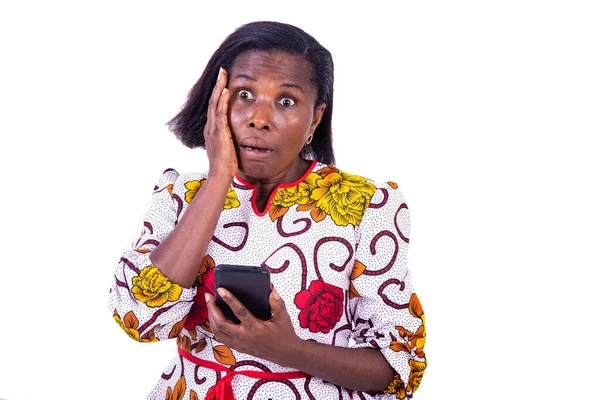 Portrait Shocked Adult Woman Seeing Bad News Her Mobile Phone — Stock Photo, Image