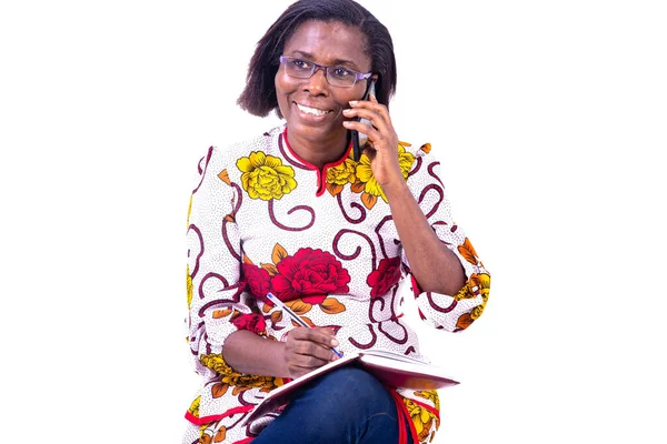 Seriöse Erwachsene Geschäftsfrau Mit Brille Spricht Auf Handy Und Schreibt — Stockfoto