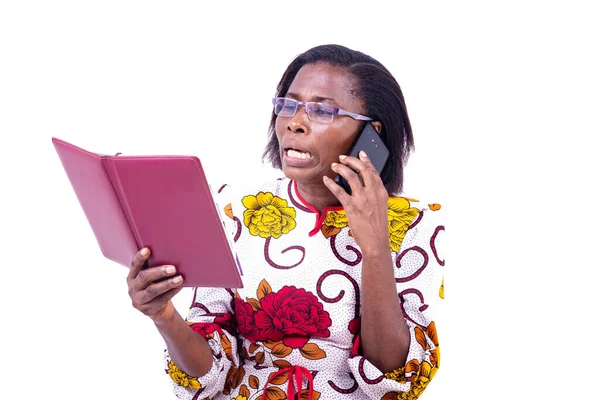 Frustrated Adult Businesswoman Wearing Glasses Talking Mobile Phone While Reading — Stock Photo, Image