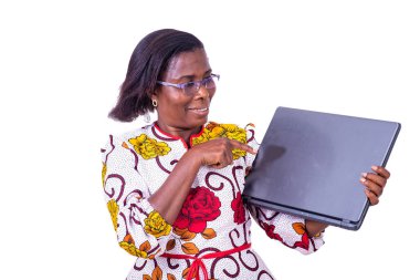 Beyaz arka planda duran gözlüklü bir kadın dizüstü bilgisayarın gülümsediğini gösteriyor.