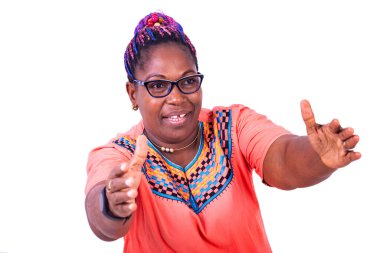 Kameraya gülümseyen elleri açık, optik gözlük takan olgun bir kadın..