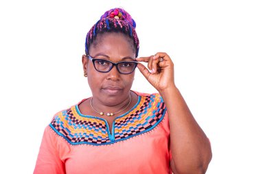 Çerçeveyi tutarken gözlük takan olgun bir kadın..