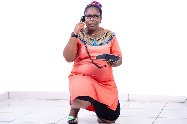 Serious Mature Woman Kneeling Floor Talking Mobile Phone — Stock Photo, Image