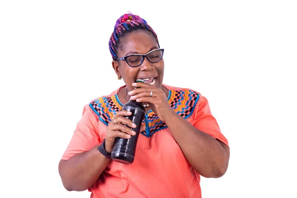 African Woman Glasses Standing White Background Trying Open Bottle Beer — Stock Photo, Image