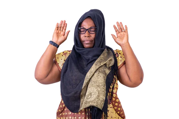 Sério Muçulmano Mulher Madura Com Olhos Fechados Orando Levantando Mãos — Fotografia de Stock
