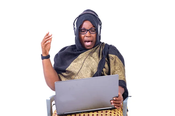 Beautiful Muslim Businesswoman Sitting White Background Communicating Using Laptop Headphones — Stock Photo, Image