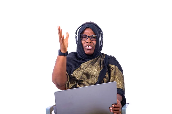 Beautiful Muslim Businesswoman Sitting White Background Communicating Using Laptop Headphones — Stock Photo, Image