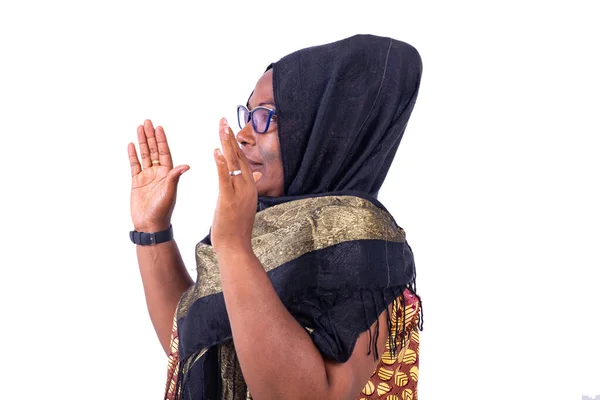 Muçulmana Mulher Madura Usando Óculos Lado Orando Com Mãos Levantadas — Fotografia de Stock