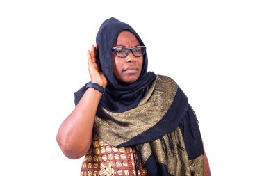 Müslüman olgun bir kadın kulağının dibinde el ele tutuşarak bilgi almaya çalışıyor..