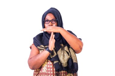 Ciddi Müslüman, olgun bir kadın elleriyle kameraya bakıyor..