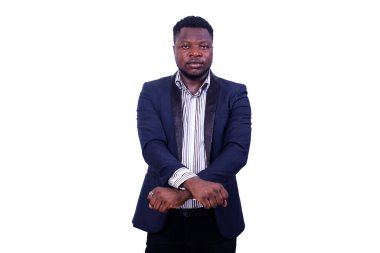 Çapraz yumruklu şık takım elbiseli genç ciddi işadamı kameraya bakıyor..