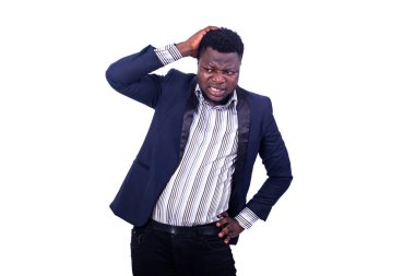 Genç işadamı zarif bir takım elbise giyiyor ve el ele tutuşuyor..