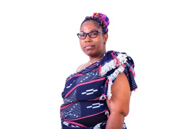 Güzel olgun bir kadın geleneksel peştemalli gözlüklü, ayakta kameraya bakıyor..