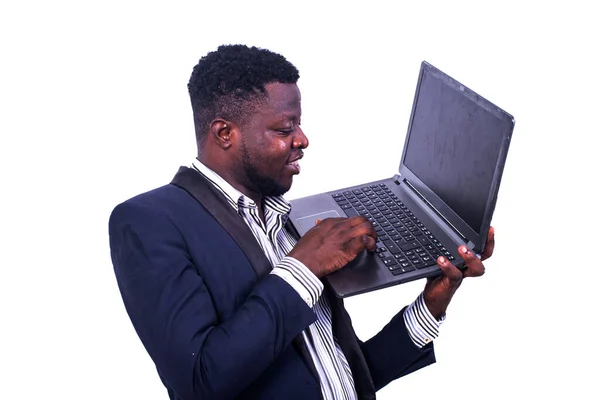 Jonge Zakenman Draagt Een Elegant Pak Werkt Laptop Terwijl Hij — Stockfoto