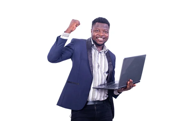年轻快乐的生意人穿着雅致的西装 手持笔记本电脑 举手表决胜利的手势 — 图库照片