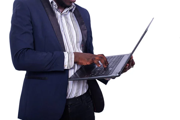 Jonge Zakenman Draagt Een Elegant Pak Werkt Laptop — Stockfoto