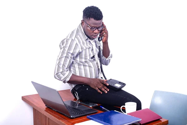 Joven Empresario Serio Sentado Escritorio Con Gafas Ópticas Hablando Teléfono —  Fotos de Stock