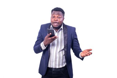 Takım elbiseli ve cep telefonu hoparlöründen konuşan genç ciddi işadamı..