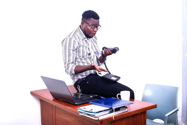 Jovem Empresário Sentado Sobre Mesa Escritório Vestindo Seus Óculos Ópticos — Fotografia de Stock