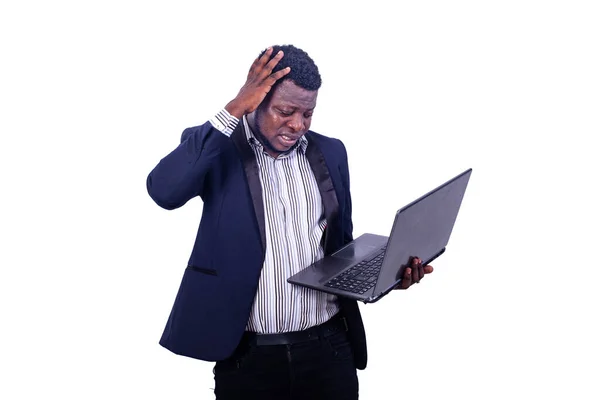 手を頭にノートパソコンの画面を見ながらエレガントなスーツを着ている若い驚きのビジネスマン — ストック写真