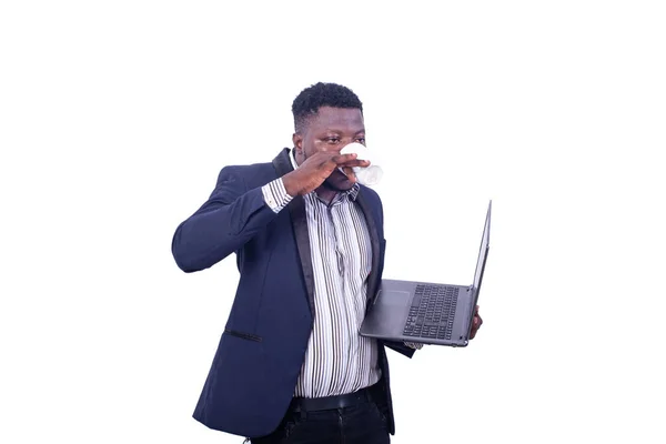Jonge Zakenman Draagt Een Elegant Pak Houdt Laptop Tijdens Het — Stockfoto