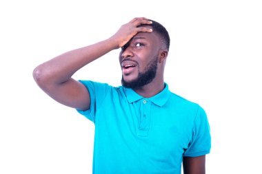 Mavi tişört giyen yakışıklı bir gencin portresi. Alnına el ele tutuşup kameraya bakıyor..