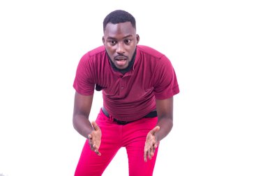 Kırmızı tişört giyen, el çırpan ve kameraya bakan yakışıklı genç adamın portresi..