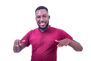 Kameraya gülümserken el kol hareketi yapan yakışıklı genç adamın portresi..