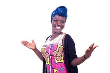 Güzel genç bir kadın kameraya gülümseyerek ellerini sallıyor..