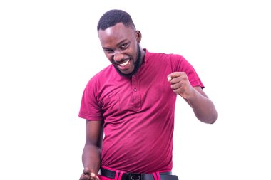 Yakışıklı bir gencin portresi. Kolunu sallıyor ve kameraya bakıyor..