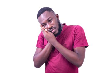 Yakışıklı, sakin, kırmızı tişörtlü, yanağında diş ağrısı olan genç bir adam..