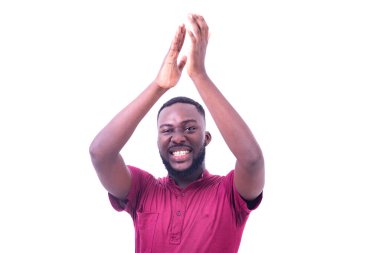 Kırmızı tişört giyen, tezahürat yapan ve gülümseyen yakışıklı genç adamın portresi..