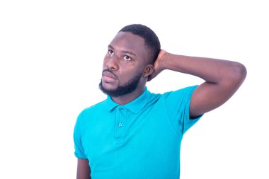 Yakışıklı dalgın genç adam, eli başının üstünde duruyor..