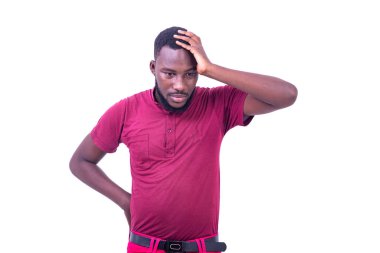 Yakışıklı dalgın genç adam, kırmızı tişört giyiyor, el ele tutuşuyor..